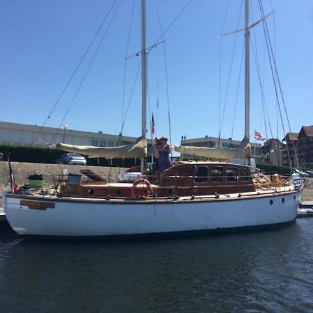 Port Deauville Yacht Vintage Exterior photo