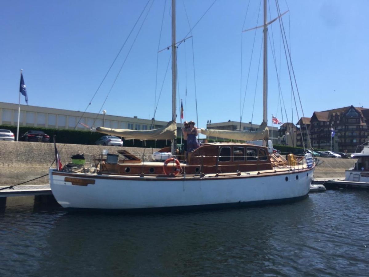 Port Deauville Yacht Vintage Exterior photo