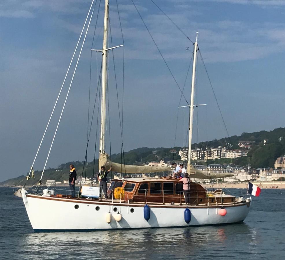 Port Deauville Yacht Vintage Exterior photo