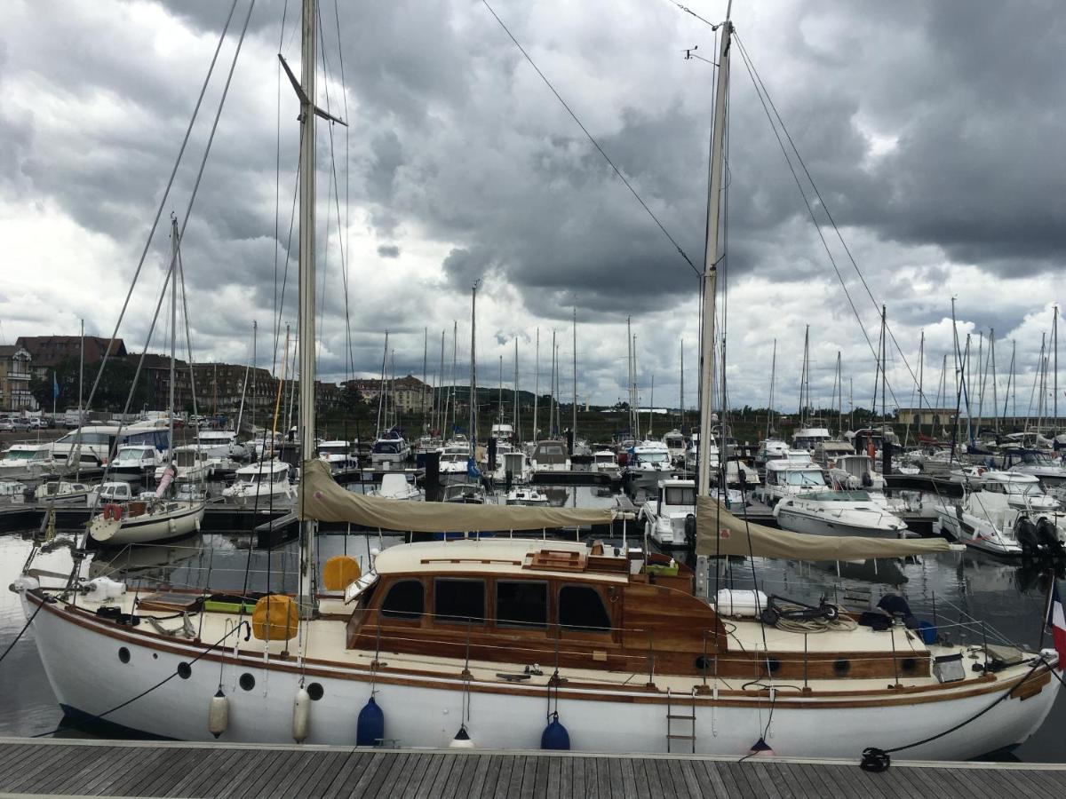 Port Deauville Yacht Vintage Exterior photo